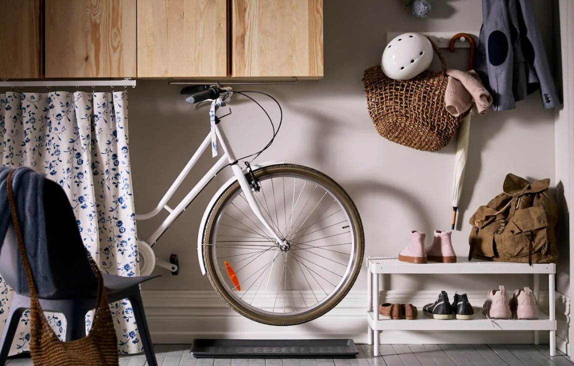 Как удобно разместить велосипед в квартире?